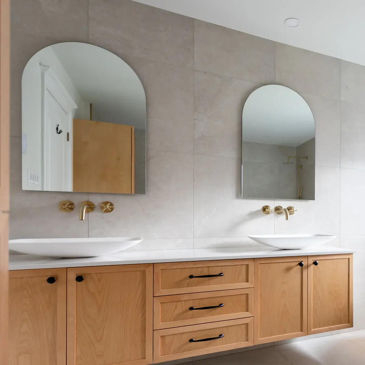 Miroir AGUA Odile arqué en or brossé 24'' x 36''