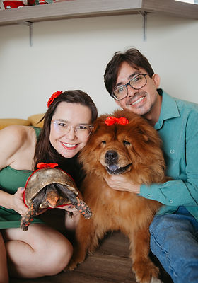 Casal com os pets no ensaio de Natal em casa