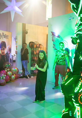 Criança com personagem de LED