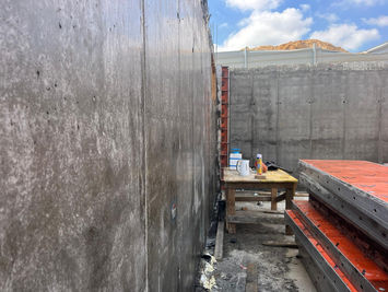 קיר בטון באתר בניה