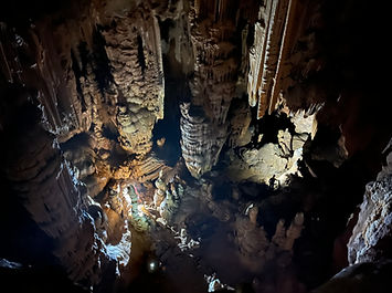 Concrétions dans la grande salle de la grotte des Pèbres, Gard