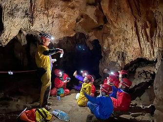 Jeu éducatif dans la grotte du Barry