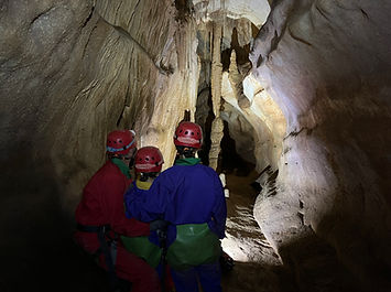 Galerie concrétionnée dans la grotte du Barrage, dans le Gard
