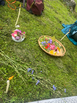 Blumen in Schale beim Schnitterinnenfest 2024