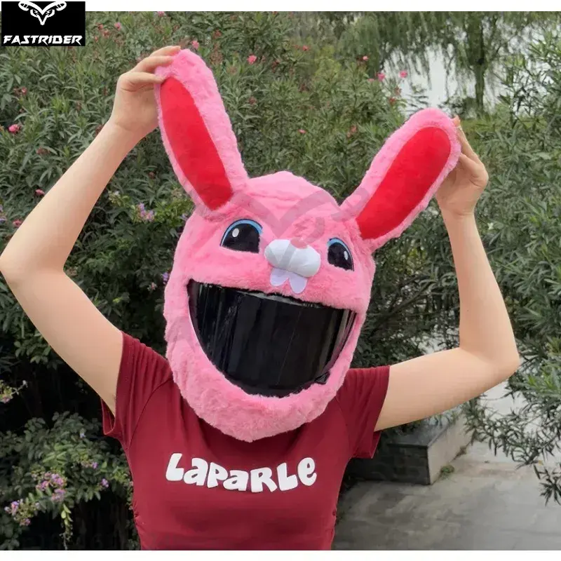 Miniatura: Persona usando casco de moto con funda ajustable de conejo rojo, compatible con casco normal y motocross.