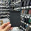 Miniatura: Parte trasera de la funda ultrafina de fibra de carbono para iPhone 17 Pro Max con acabado Kev.