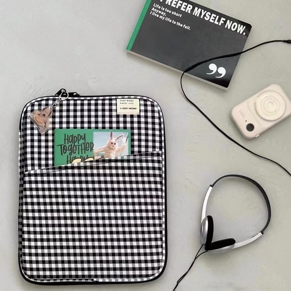 Miniatura: Vista lateral de la funda para iPad de 11″ mostrando transporte cómodo y diseño minimalista