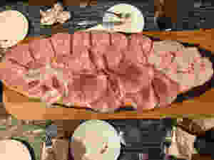 Vai con la terza portata di salumi @Ilaria Giacomello