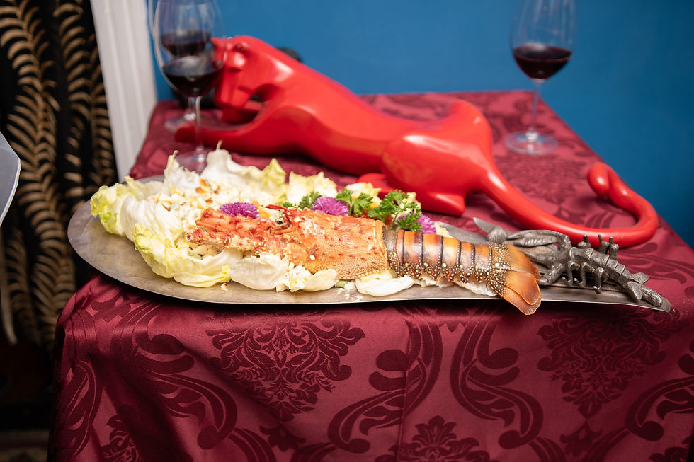 Um prato com lagosta à mesa na matéria de gastronomia do jornal de Minas Gerais
