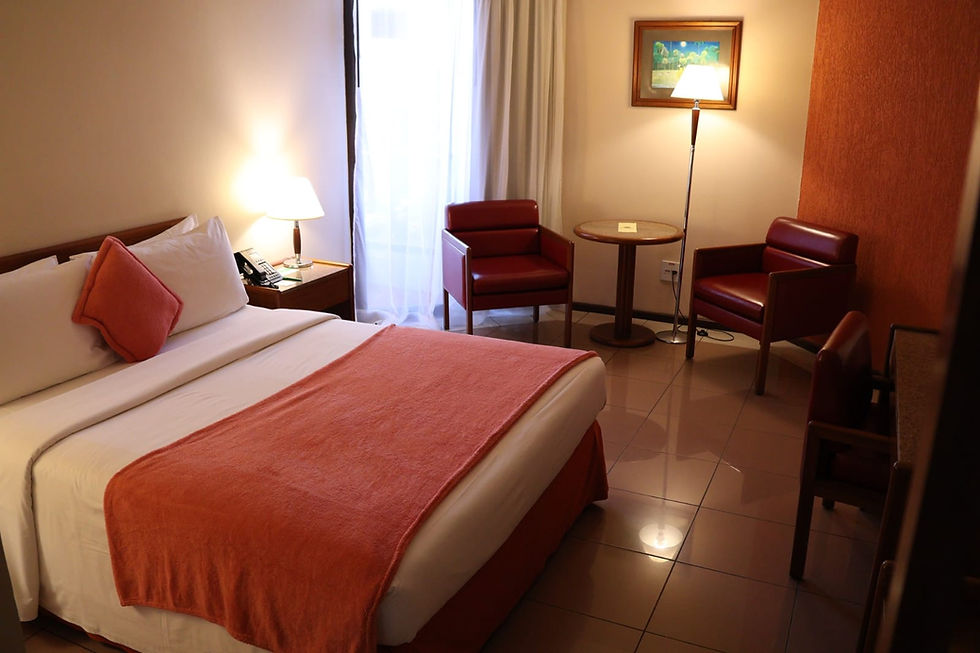 Jornal Horizonte mostra a foto do Apartamento Standard   com  cama de  casal do Hotel Princesa Louçã 