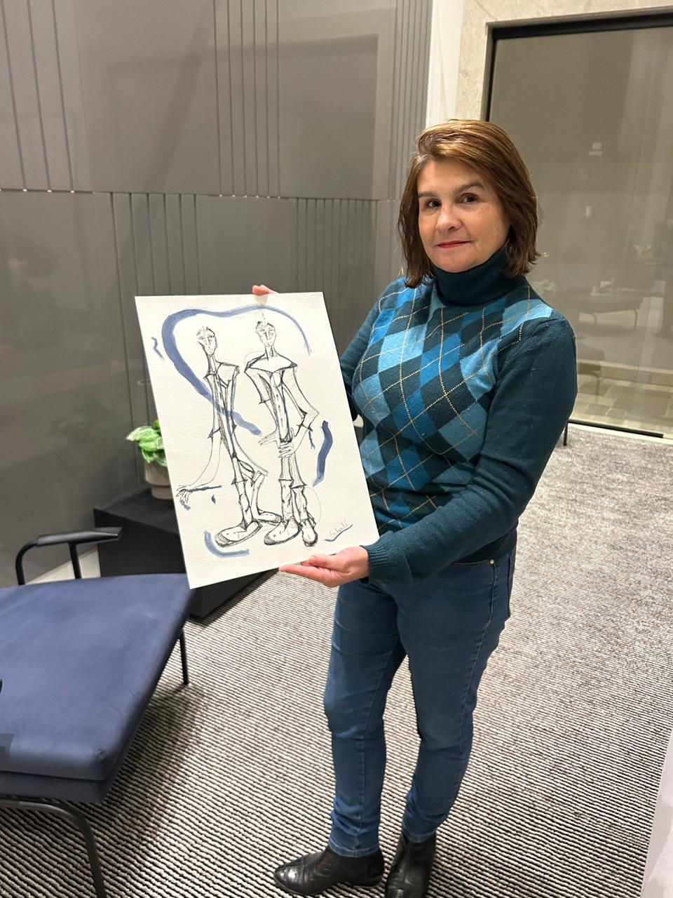 A cônsul de Luxemburgo em Curitiba, Andrea Vianna com a obra “Jovens Amigos” de Joanna Scharlé