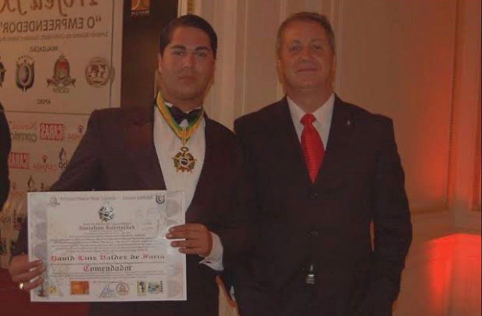 Jornal Horizonte mostra a foto  de David Faria  recebendo seu primeiro título de Comendador por ocasião do Cinquentenário de Brasília