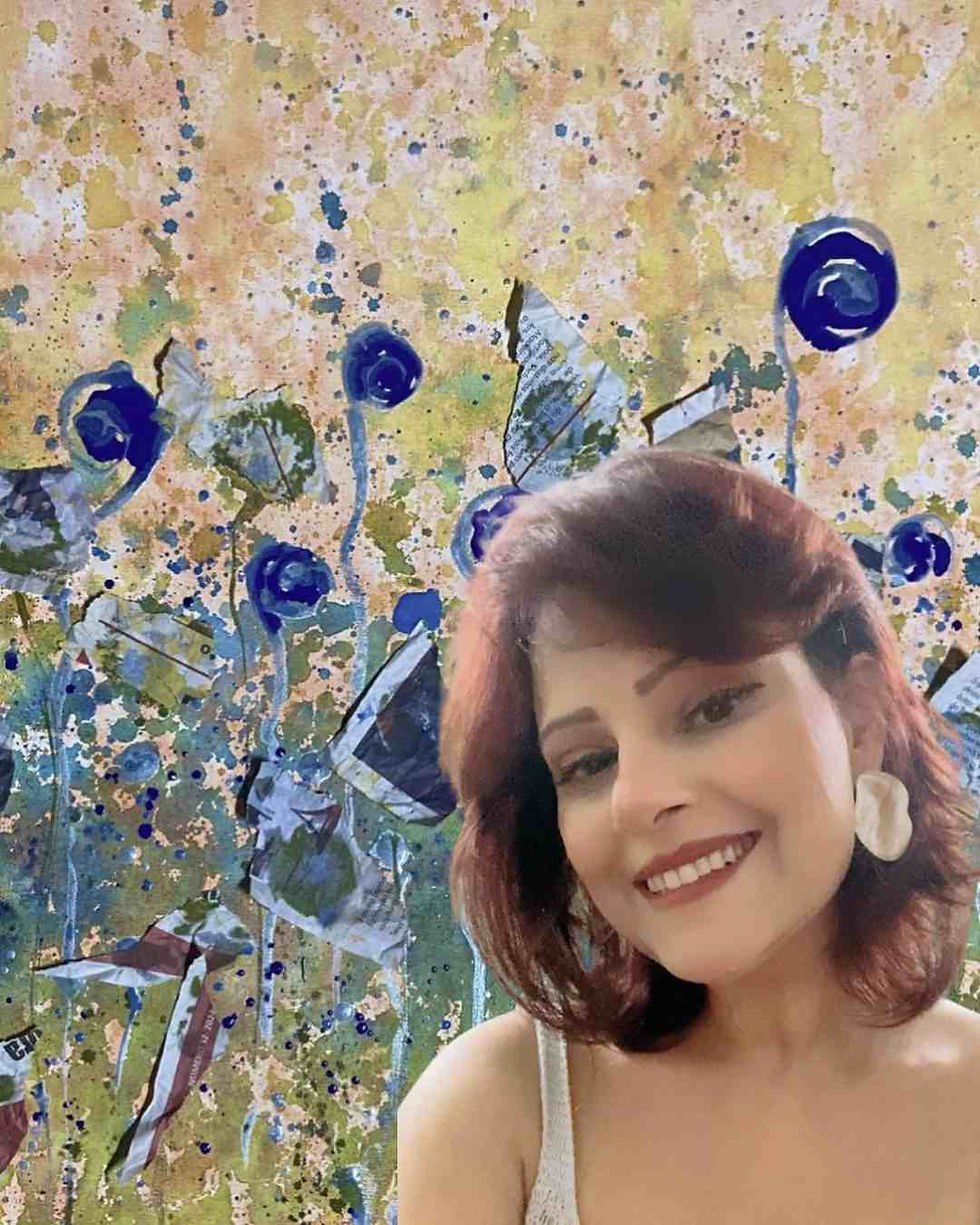 Jornal Horizonte divulga a artista plástica Janice Pires  com uma obra de arte sua ao fundo