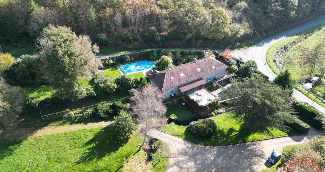 Luchtfoto van het molenhuis, zwembad en omgeving