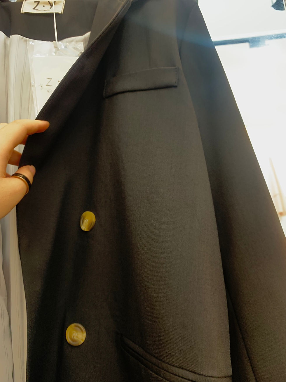 Thumbnail: 版型好的西裝外套真是可遇不可求啊💋💋質感也很好喔～ 外套控收尋到可是不會放過的～推薦給大家😊 黑/深灰 2色 🌟價錢非常可愛$980🌟 ———————