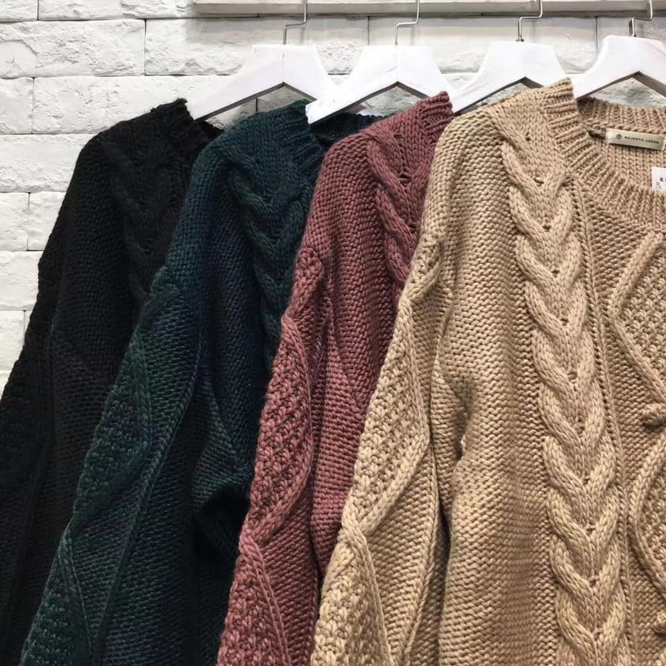 Thumbnail: 🇯🇵日系品牌🌟 冬天好適合一件式的毛衣洋裝 怎麼覺得好可愛喔💕 果然是很日本女孩兒的style😍 💬喜歡私訊喔  