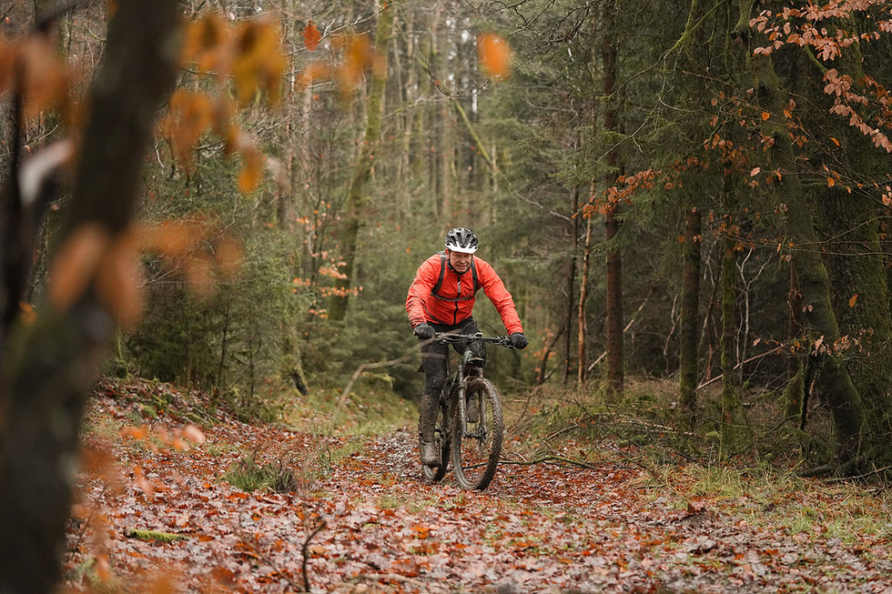 Un VTT qui participe à l'évènement à travers la forêt d'Anlier
