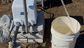 屋外の井戸設備と電動ポンプ