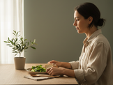 Entenda como a alimentação comportamental e o mindful eating ajudam a regular o apetite, reduzir o comer automático e cuidar da saúde ao longo da vida.