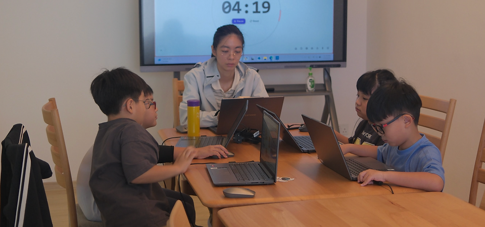 Look at the serious faces of the participants while being hard at work for the Lyza Scratch Challenge