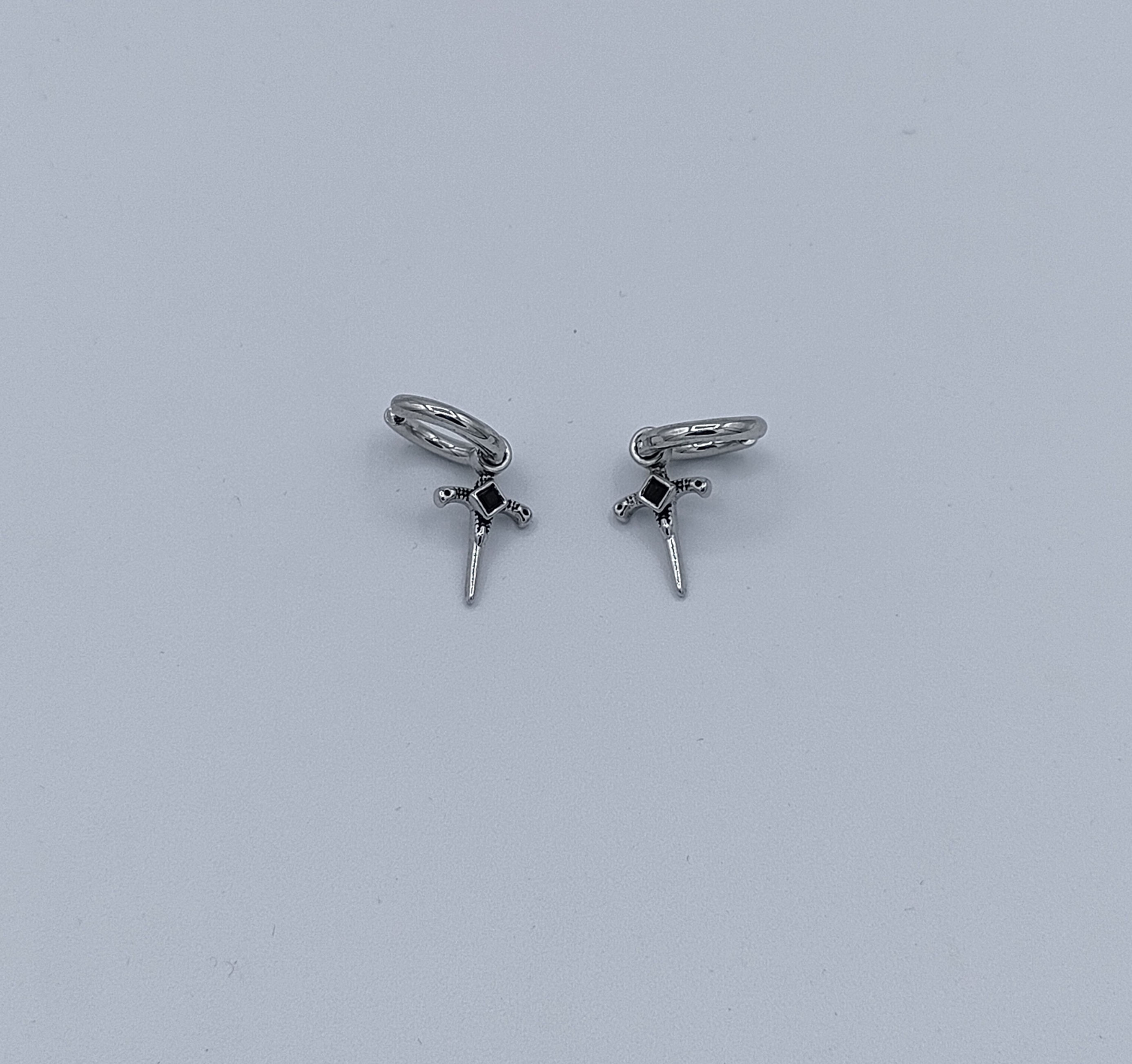 Boucles d'oreilles anneaux épée crâne