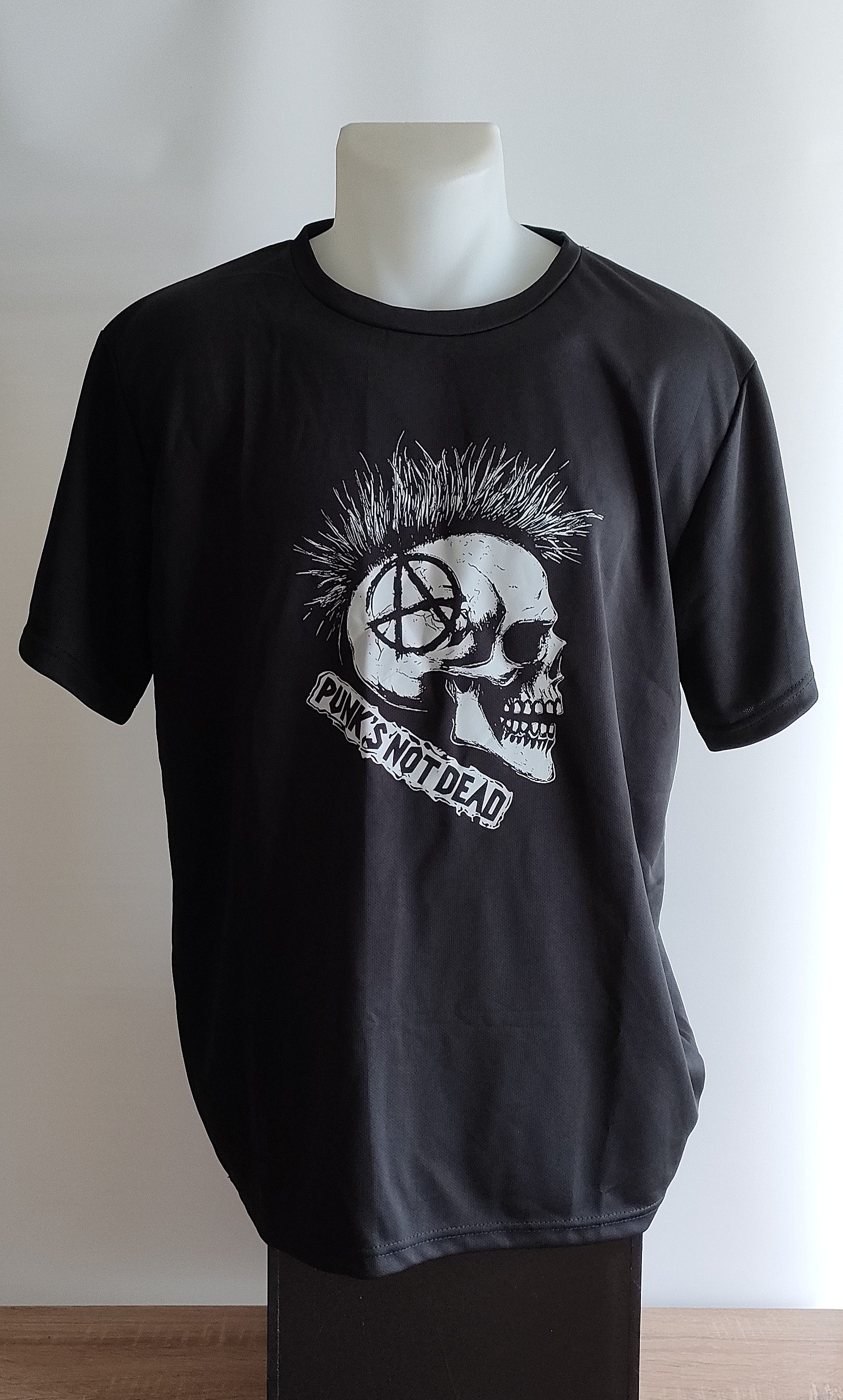 T-shirt Punks not dead avec crâne