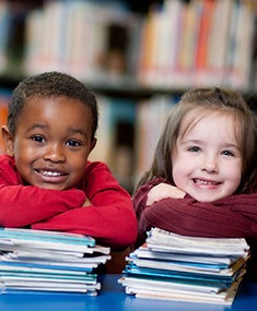 Bambini felici con i libri