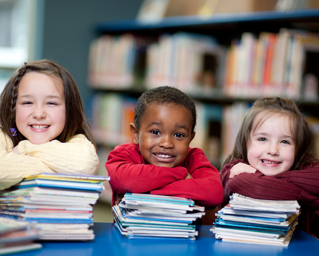 Bambini felici con i libri