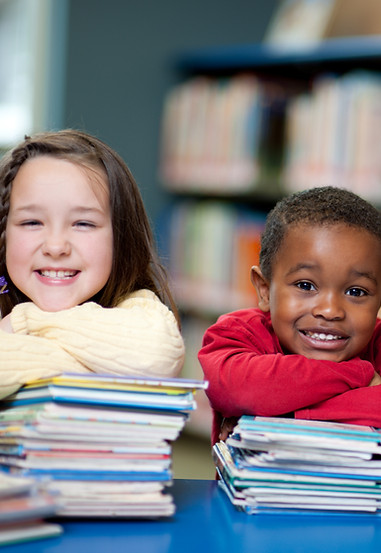 Crianças felizes com livros