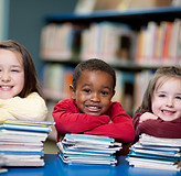 Niños felices con libros