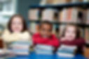 Crianças felizes com livros