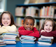 Enfants heureux avec des livres