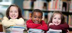 Crianças felizes com livros