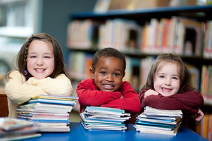 Niños felices con libros
