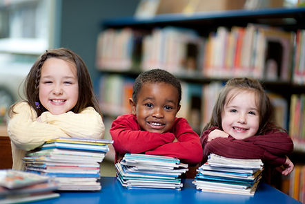 Enfants heureux avec des livres