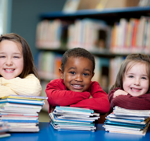 Enfants heureux avec des livres