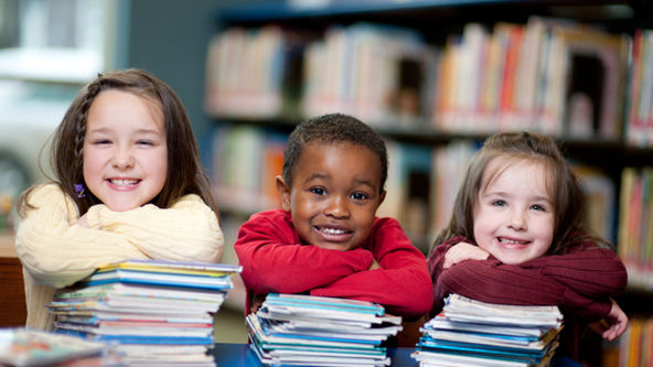 Enfants heureux avec des livres