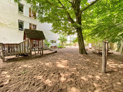 Gesamter Spielplatz hinterer Teil.jpeg
