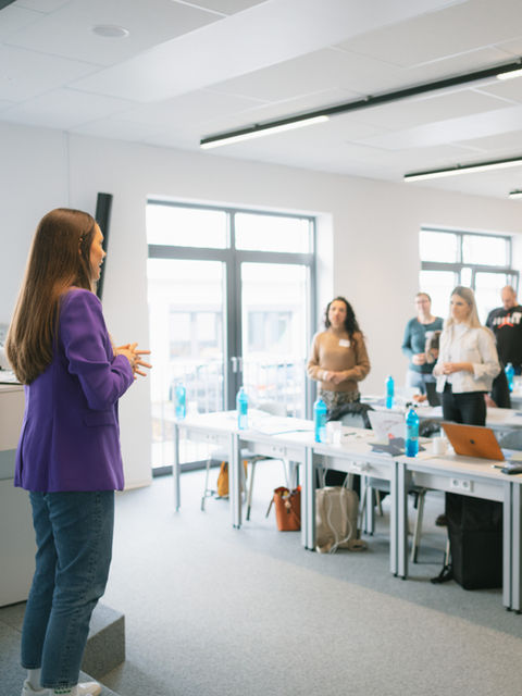 Kim Diehl | Moderatorin | Auftritt | Publikum | Live Moderation