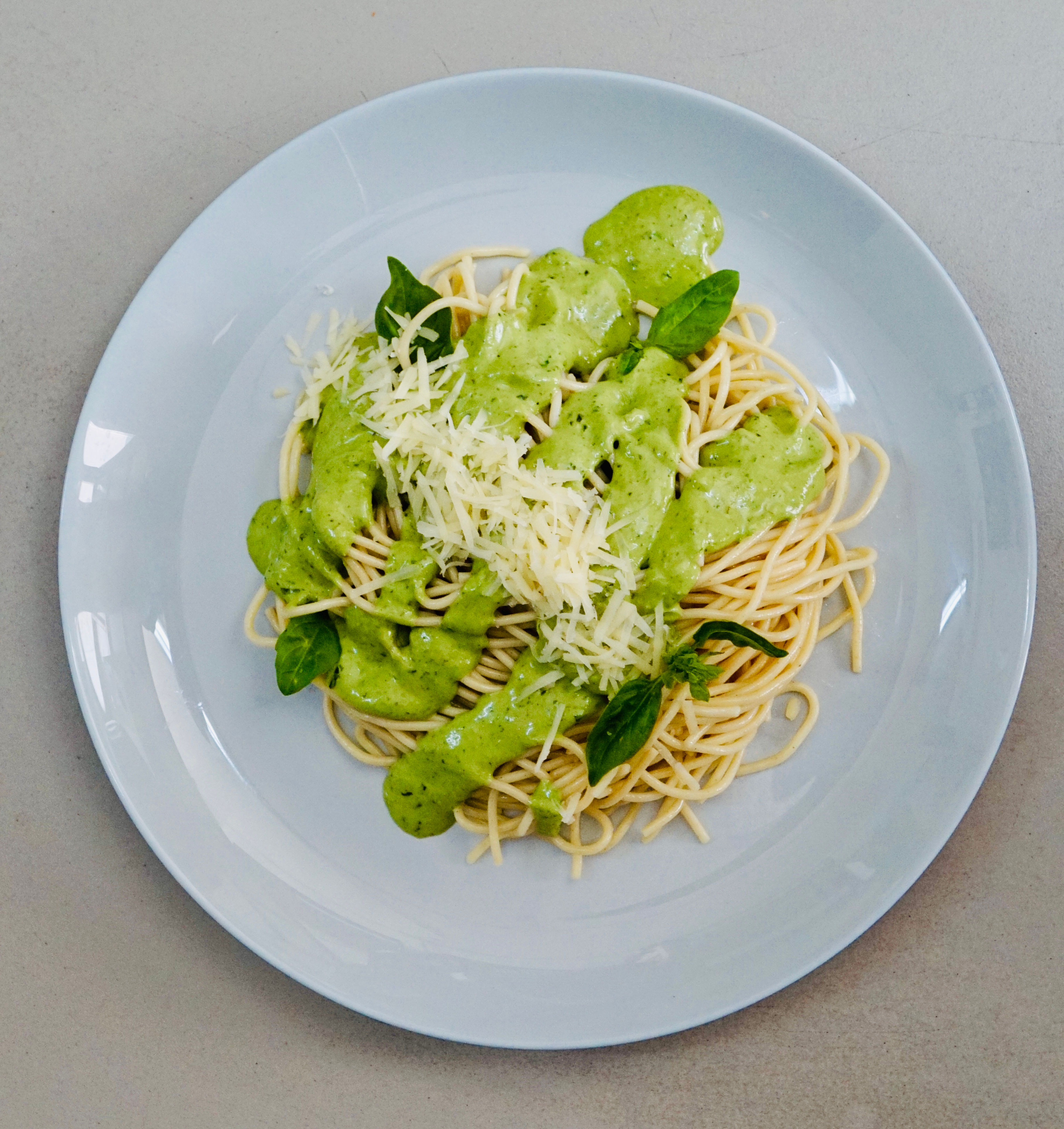 Spaghetti pesto parmesano