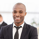 L'homme en costume noir