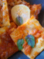 Ravioli de queijo de cabra ao sugo