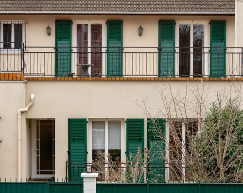 Installation de volets battants sur mesure par menuisiers