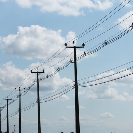 Aneel e Anatel estudam tarifar o uso compartilhado de postes
