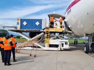 Equipo de servicio aeroportuario con avión