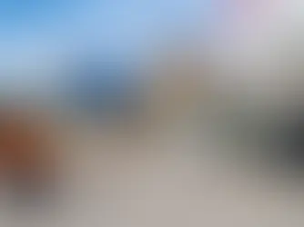 Equipo de servicio aeroportuario con avión