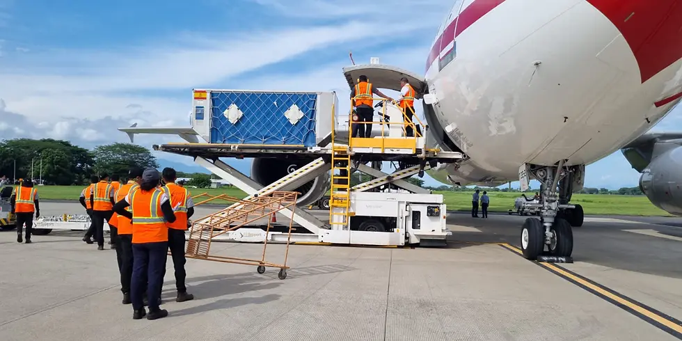 Equipo de servicio aeroportuario con avión