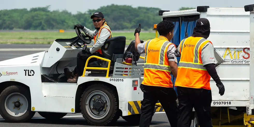 Trabajadores de handling aeroportuario en El Salvador
