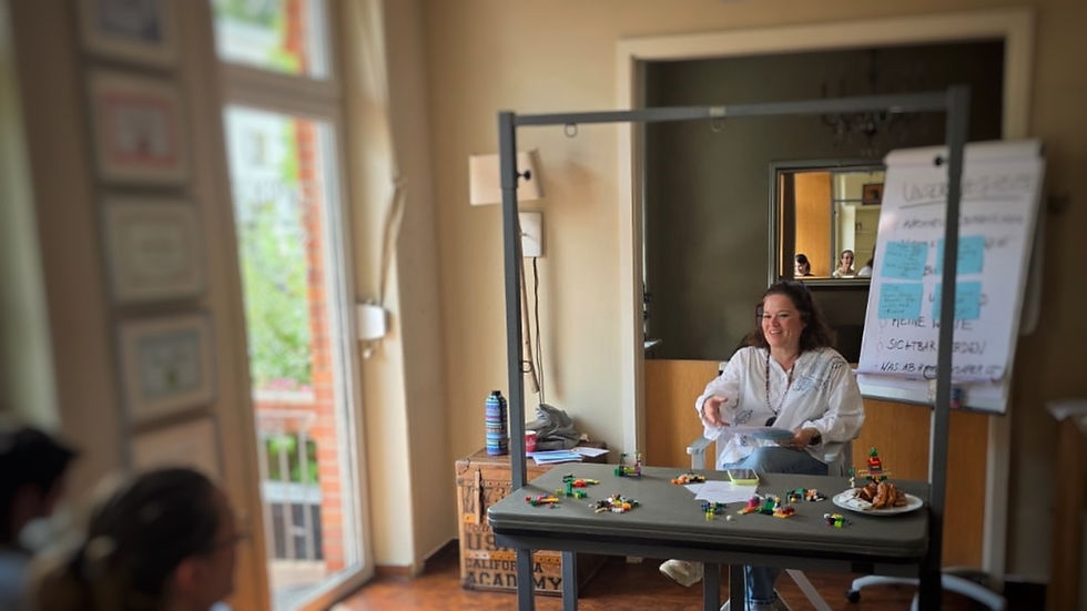 Anja Sophie Betzler bei der Arbeit mit LEGO®-Modellen in einem Workshop von kanzelleria