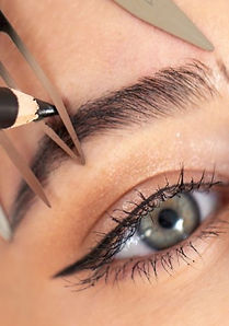 Formschöne Augenbrauen mit präzisem Styling – für einen harmonischen, ausdrucksstarken Look.